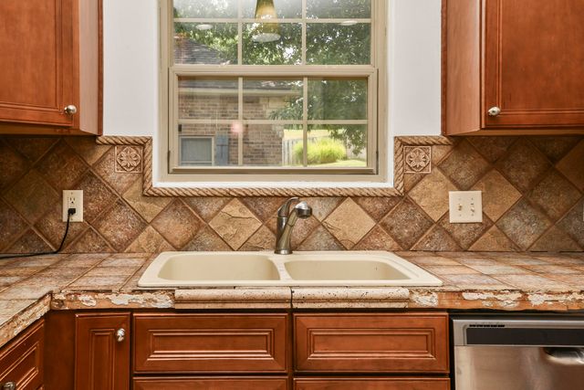 2481 W Chatsworth Court, Springfield, MO 65810
