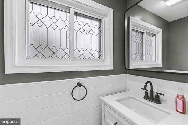 6807 N POINT RD, Sparrows Point, MD 21219