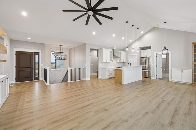 1201 Lakeview Circle NW, Bondurant, IA 50035