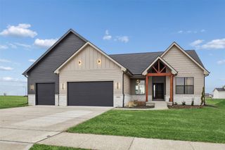 1201 Lakeview Circle NW, Bondurant, IA 50035