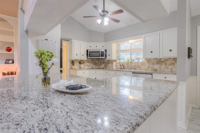 404 River Oaks Drive, Huntsville, TX 77340