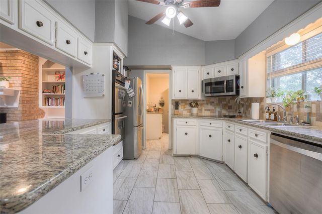 404 River Oaks Drive, Huntsville, TX 77340