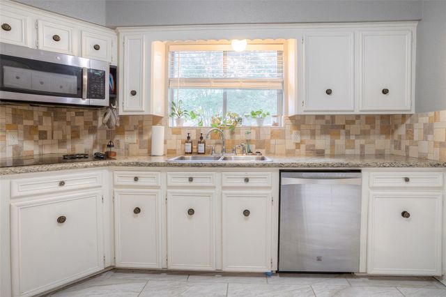 404 River Oaks Drive, Huntsville, TX 77340