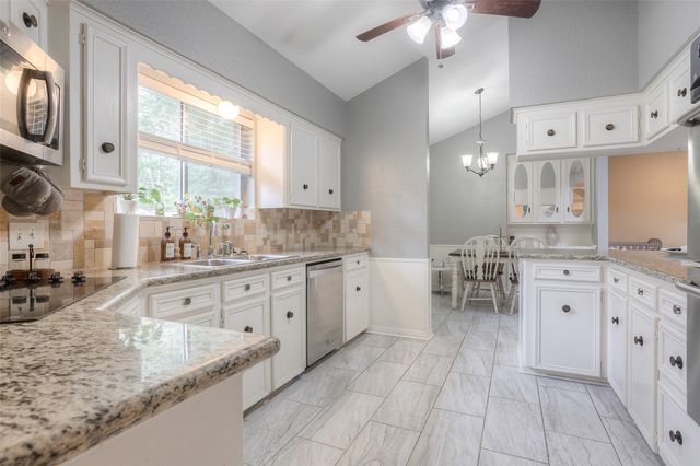 404 River Oaks Drive, Huntsville, TX 77340