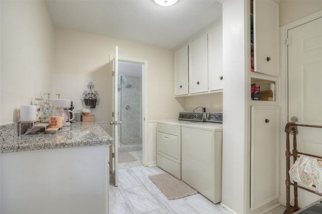 404 River Oaks Drive, Huntsville, TX 77340