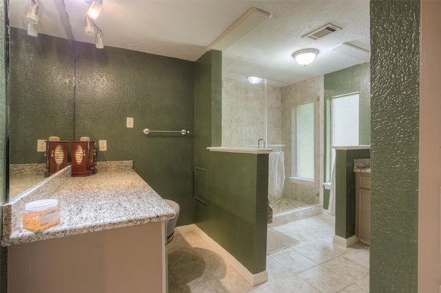404 River Oaks Drive, Huntsville, TX 77340
