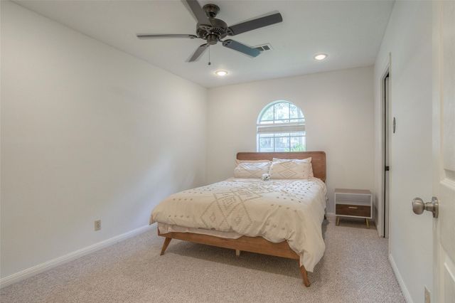 404 River Oaks Drive, Huntsville, TX 77340