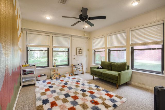 404 River Oaks Drive, Huntsville, TX 77340