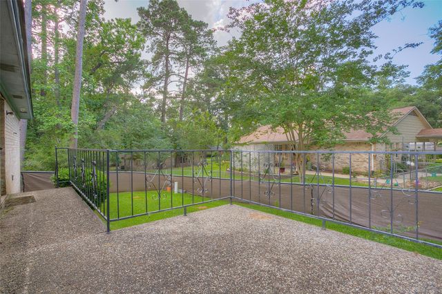 404 River Oaks Drive, Huntsville, TX 77340
