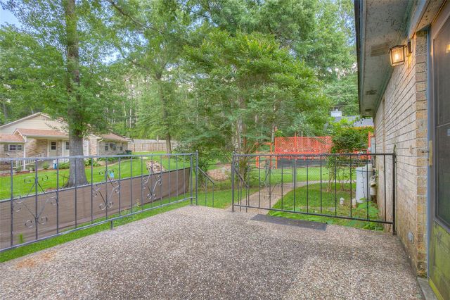 404 River Oaks Drive, Huntsville, TX 77340