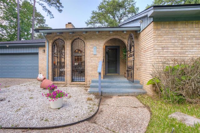 404 River Oaks Drive, Huntsville, TX 77340