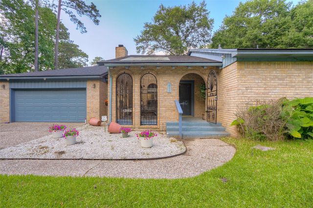 404 River Oaks Drive, Huntsville, TX 77340