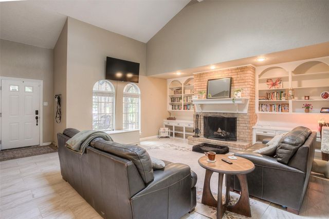 404 River Oaks Drive, Huntsville, TX 77340