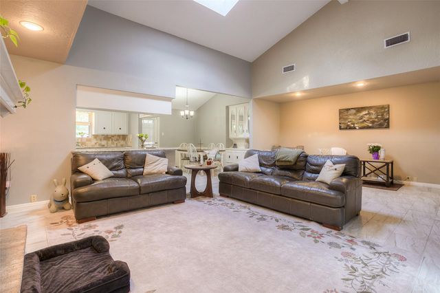 404 River Oaks Drive, Huntsville, TX 77340