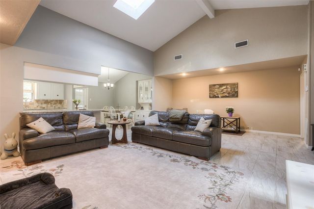 404 River Oaks Drive, Huntsville, TX 77340