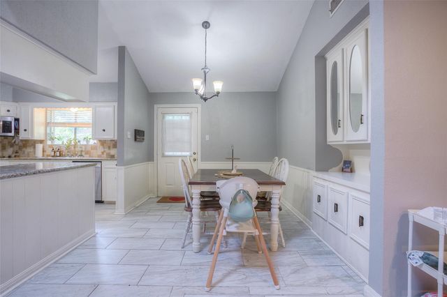 404 River Oaks Drive, Huntsville, TX 77340