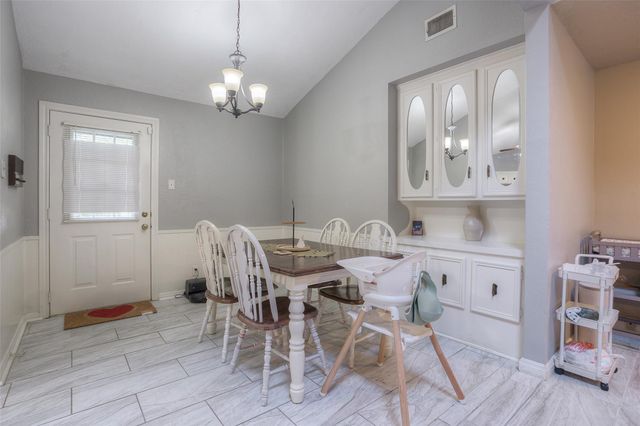 404 River Oaks Drive, Huntsville, TX 77340