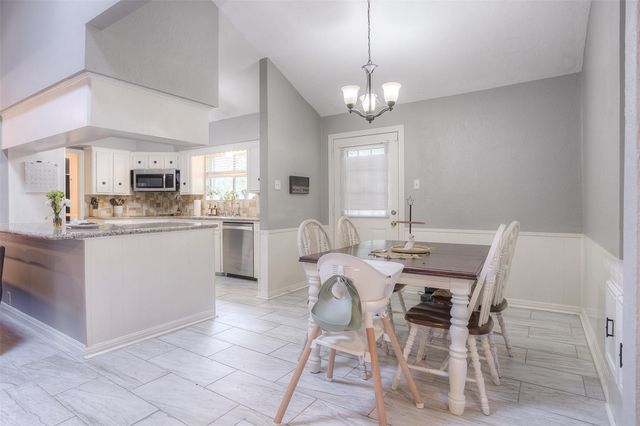 404 River Oaks Drive, Huntsville, TX 77340