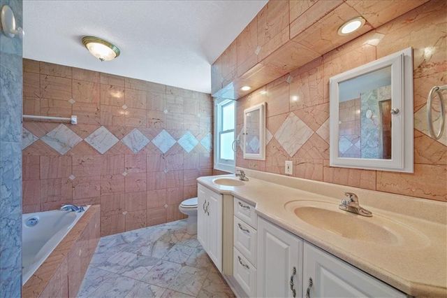 15410 Robinson Street, Overland Park, KS 66223