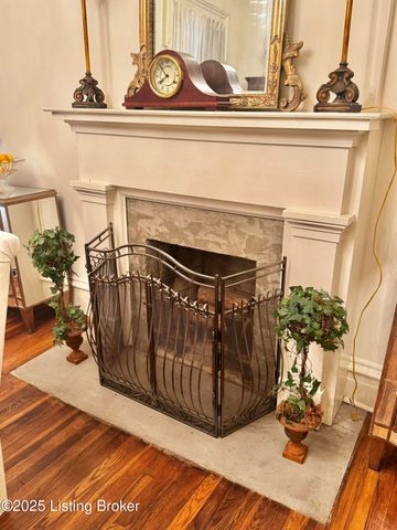 218 Locust St, Jeffersonville, IN 47130