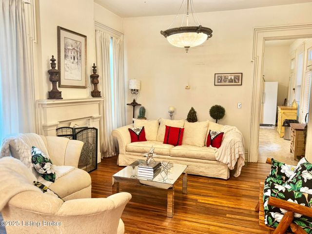 218 Locust St, Jeffersonville, IN 47130