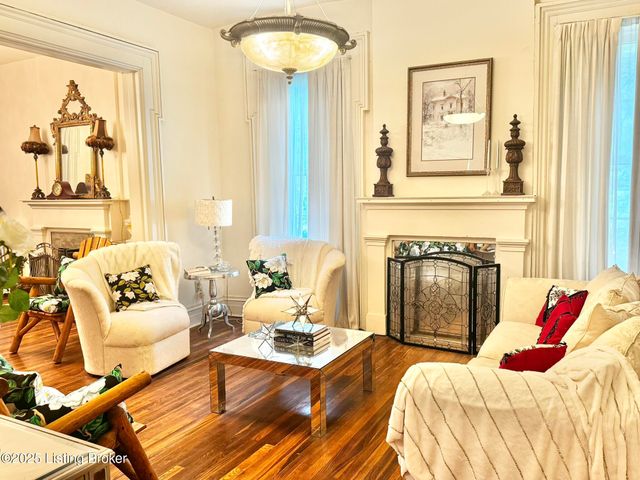 218 Locust St, Jeffersonville, IN 47130