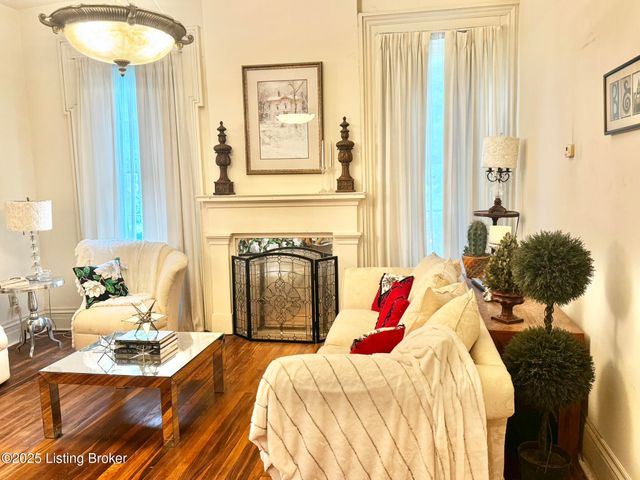 218 Locust St, Jeffersonville, IN 47130