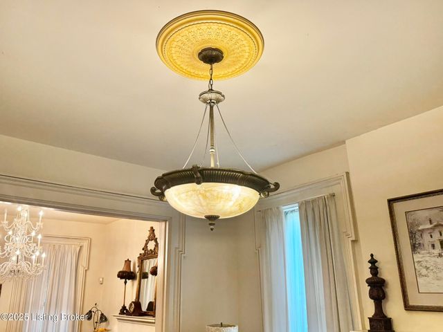 218 Locust St, Jeffersonville, IN 47130