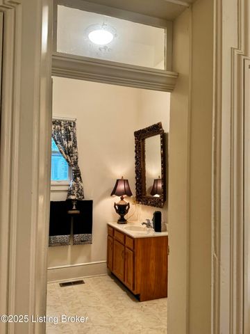 218 Locust St, Jeffersonville, IN 47130