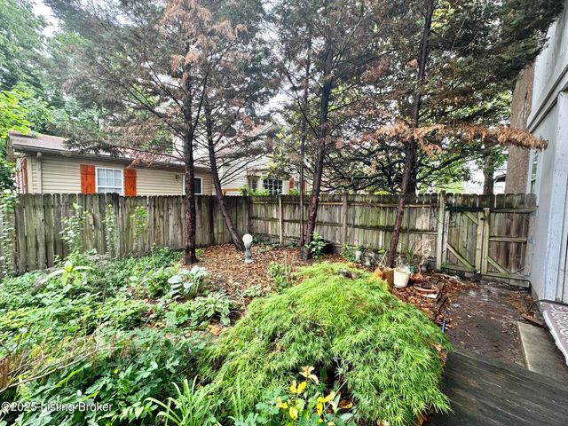 218 Locust St, Jeffersonville, IN 47130