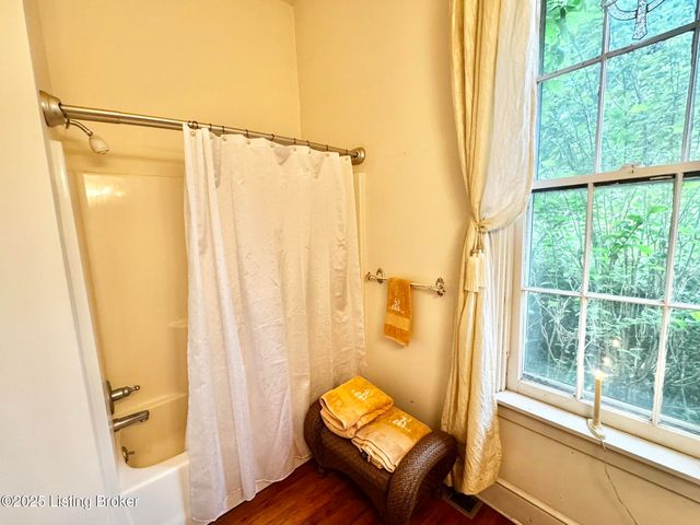 218 Locust St, Jeffersonville, IN 47130