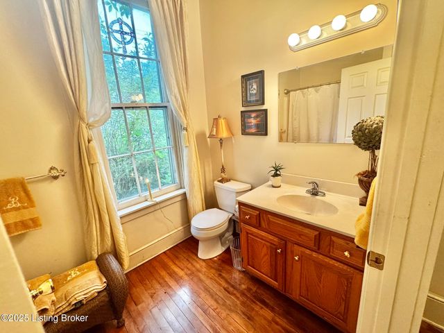 218 Locust St, Jeffersonville, IN 47130