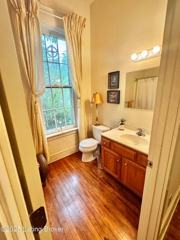 218 Locust St, Jeffersonville, IN 47130