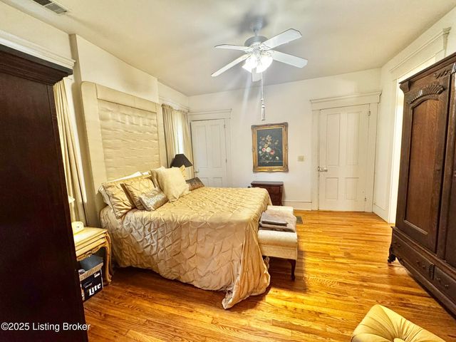 218 Locust St, Jeffersonville, IN 47130