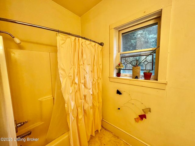 218 Locust St, Jeffersonville, IN 47130