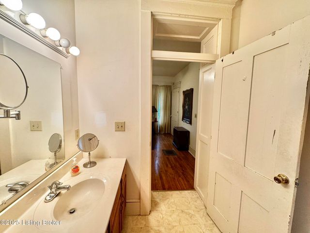 218 Locust St, Jeffersonville, IN 47130