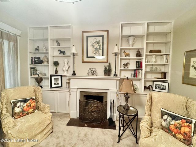 218 Locust St, Jeffersonville, IN 47130