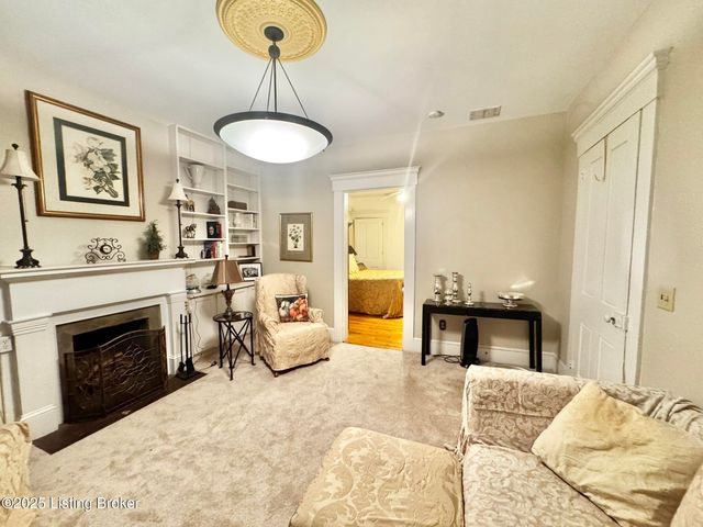 218 Locust St, Jeffersonville, IN 47130