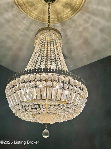 218 Locust St, Jeffersonville, IN 47130