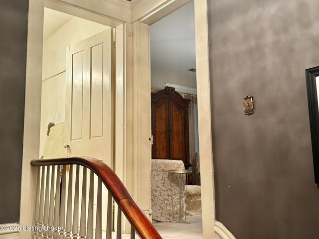 218 Locust St, Jeffersonville, IN 47130