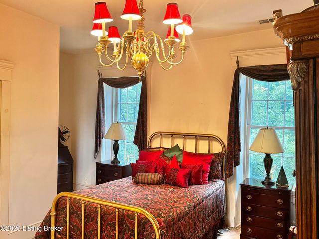 218 Locust St, Jeffersonville, IN 47130