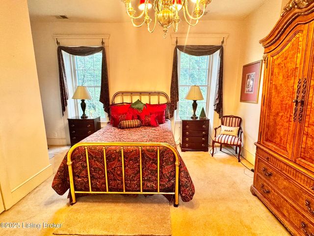 218 Locust St, Jeffersonville, IN 47130