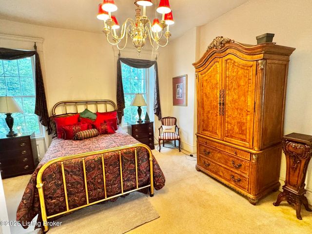 218 Locust St, Jeffersonville, IN 47130