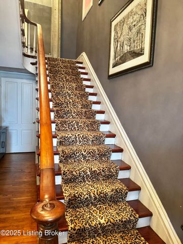 218 Locust St, Jeffersonville, IN 47130