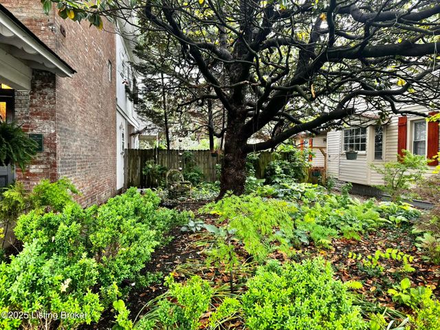 218 Locust St, Jeffersonville, IN 47130