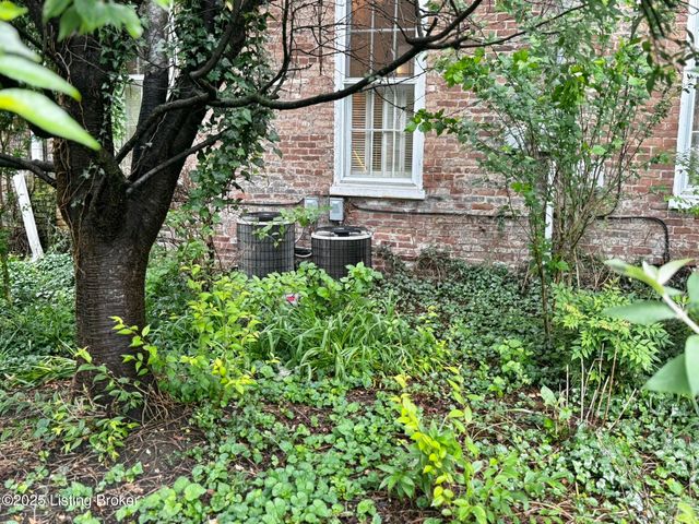 218 Locust St, Jeffersonville, IN 47130