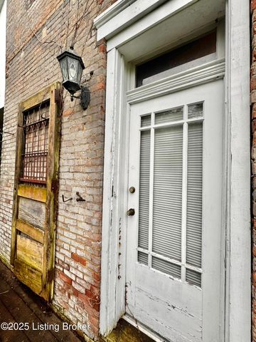 218 Locust St, Jeffersonville, IN 47130