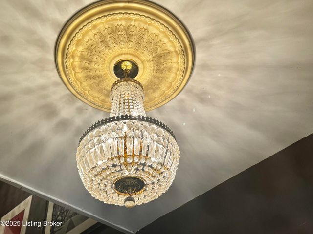 218 Locust St, Jeffersonville, IN 47130