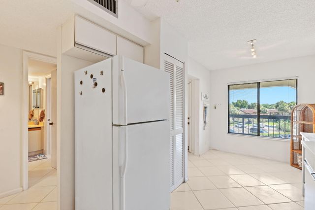 5380 CEDAR LAKE Drive 303, Boynton Beach, FL 33437