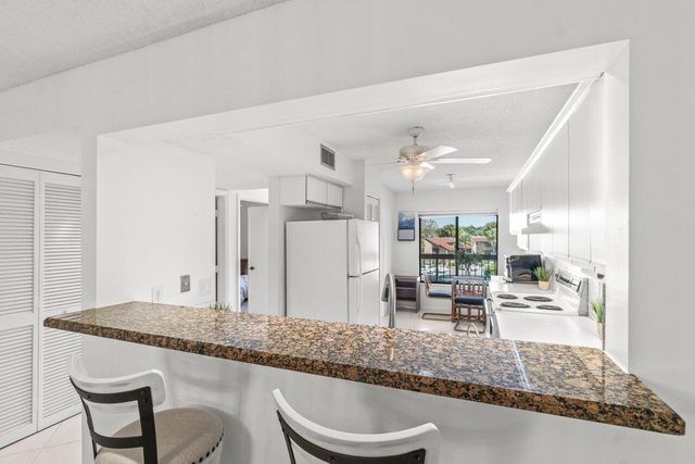 5380 CEDAR LAKE Drive 303, Boynton Beach, FL 33437